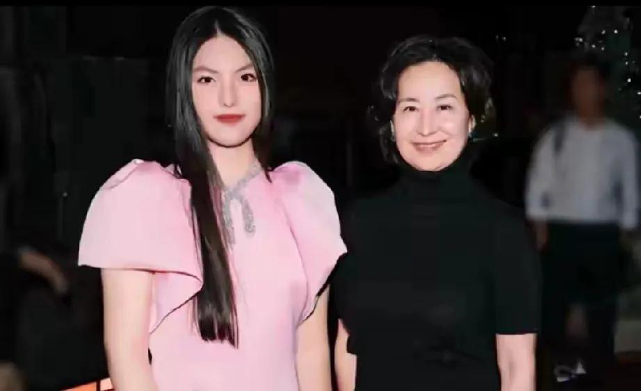 李湘本想借“肖邦之夜”为女儿铺路，却意外“栽”在何超琼手里！晚会上，李湘母女盛装