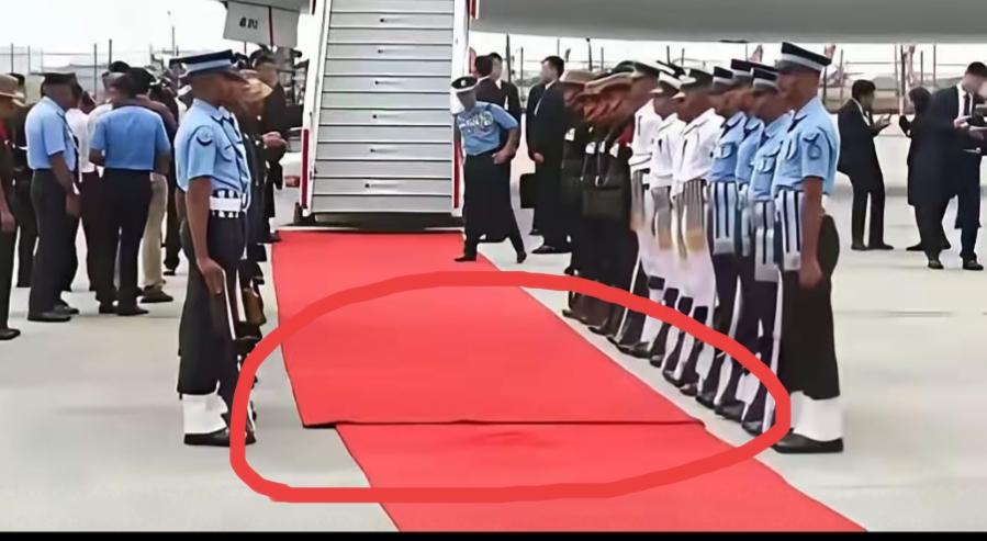 印度这次金砖国家会议接机现场，红地毯拼接而成，这是真的买不起红地毯还是故意而为之