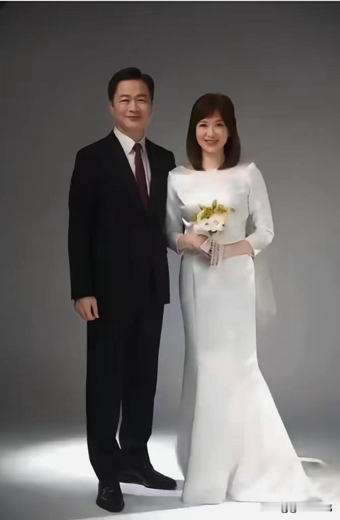 2022年，登记结婚的周玉琴与赖岳谦。镜头下，赖岳谦身着深色笔挺西装，沉稳庄重；