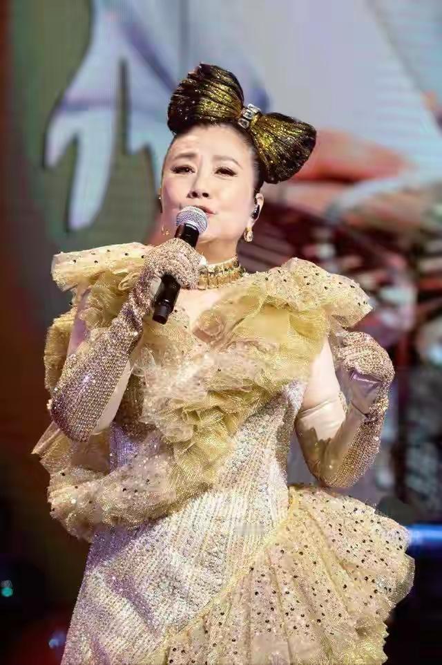 天呐，大瓜又来了，震惊全网，78岁香港的三栖艺人，在上海开演唱会，她曾经因代表作