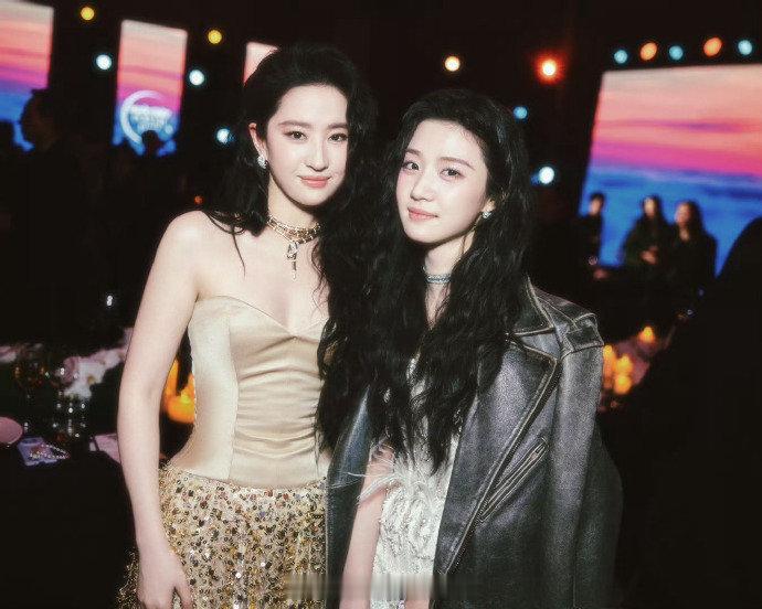 今日偶然发现刘亦菲和卢昱晓这两位演员都极具魅力，一个优雅大气，一个清新灵动，她们