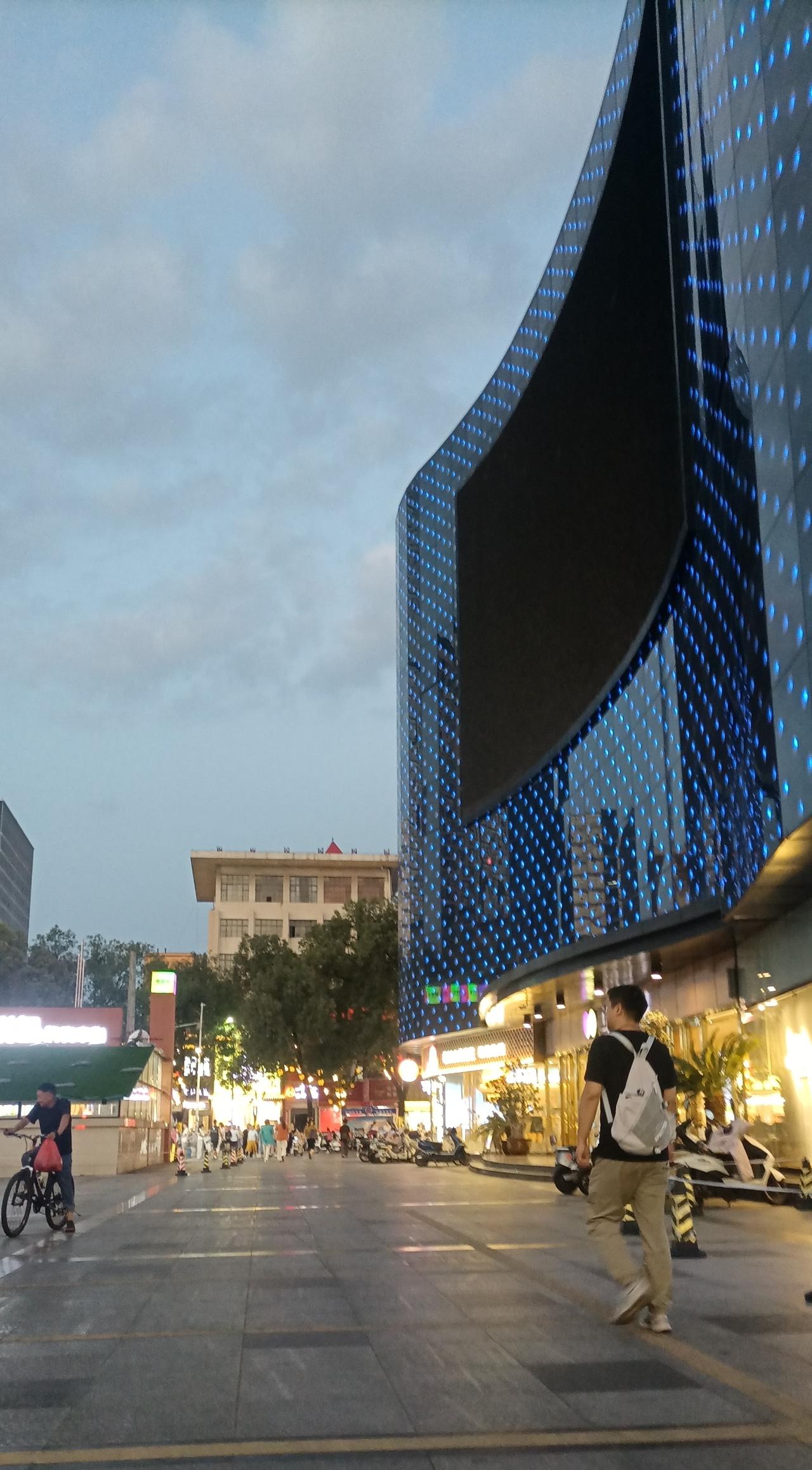 【夏之韵·什么能撑起格局？】随手拍原创图片分享
财富撑不起格局，
阅历与心态才决