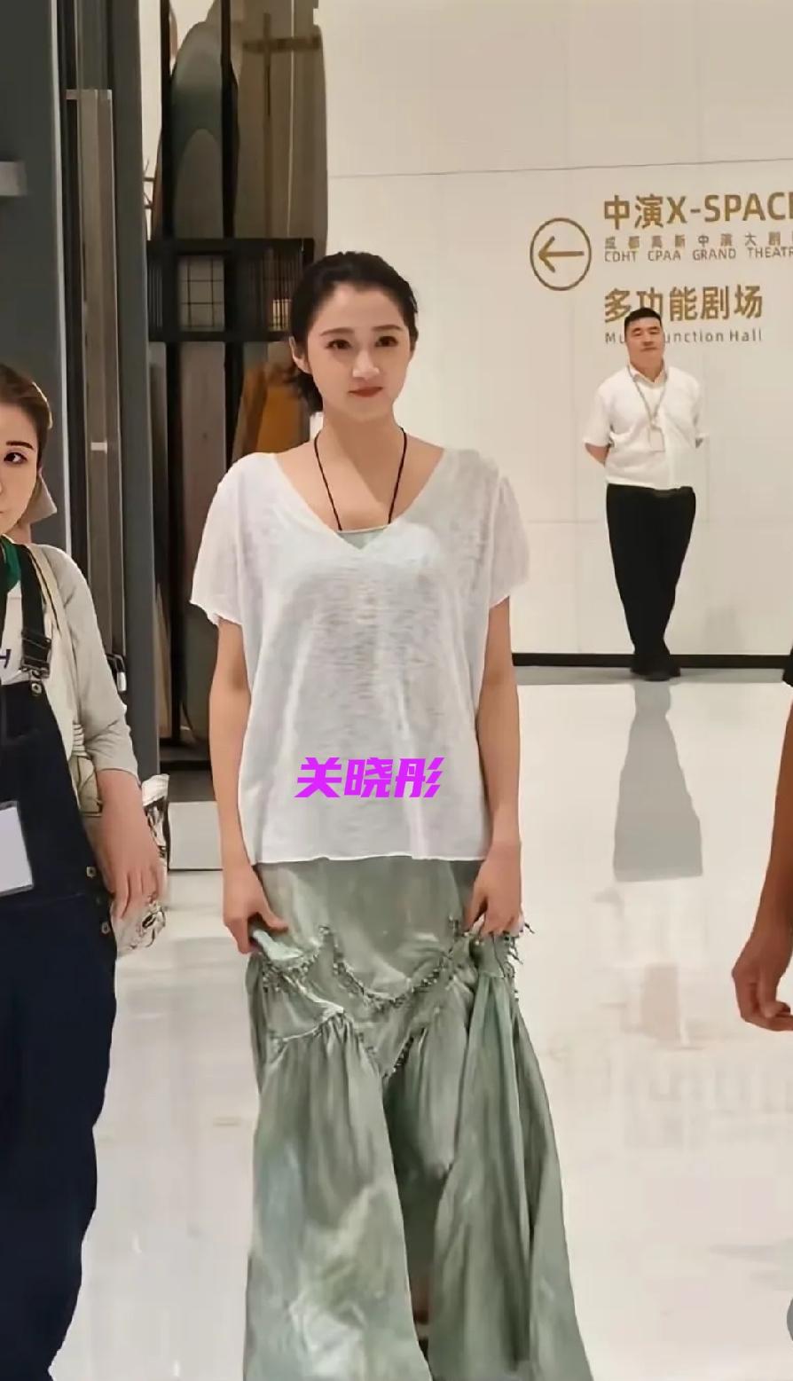 关晓彤明明整体是个美女!却有很多人都说，虽然美，但是不喜欢。

说她嘴唇薄，气质