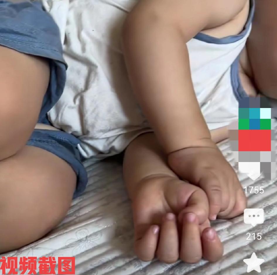 宝妈看自己熟睡中的儿子。

儿子脚上腿上脏的不忍直视，但手指头还是干净，看到了孩
