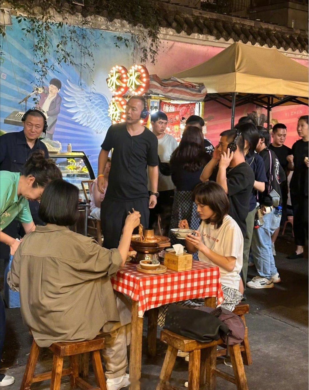 有路人在外面吃火锅的时候，偶遇到了正在拍戏的周迅跟文淇，我的天啊，这火锅吃的是真