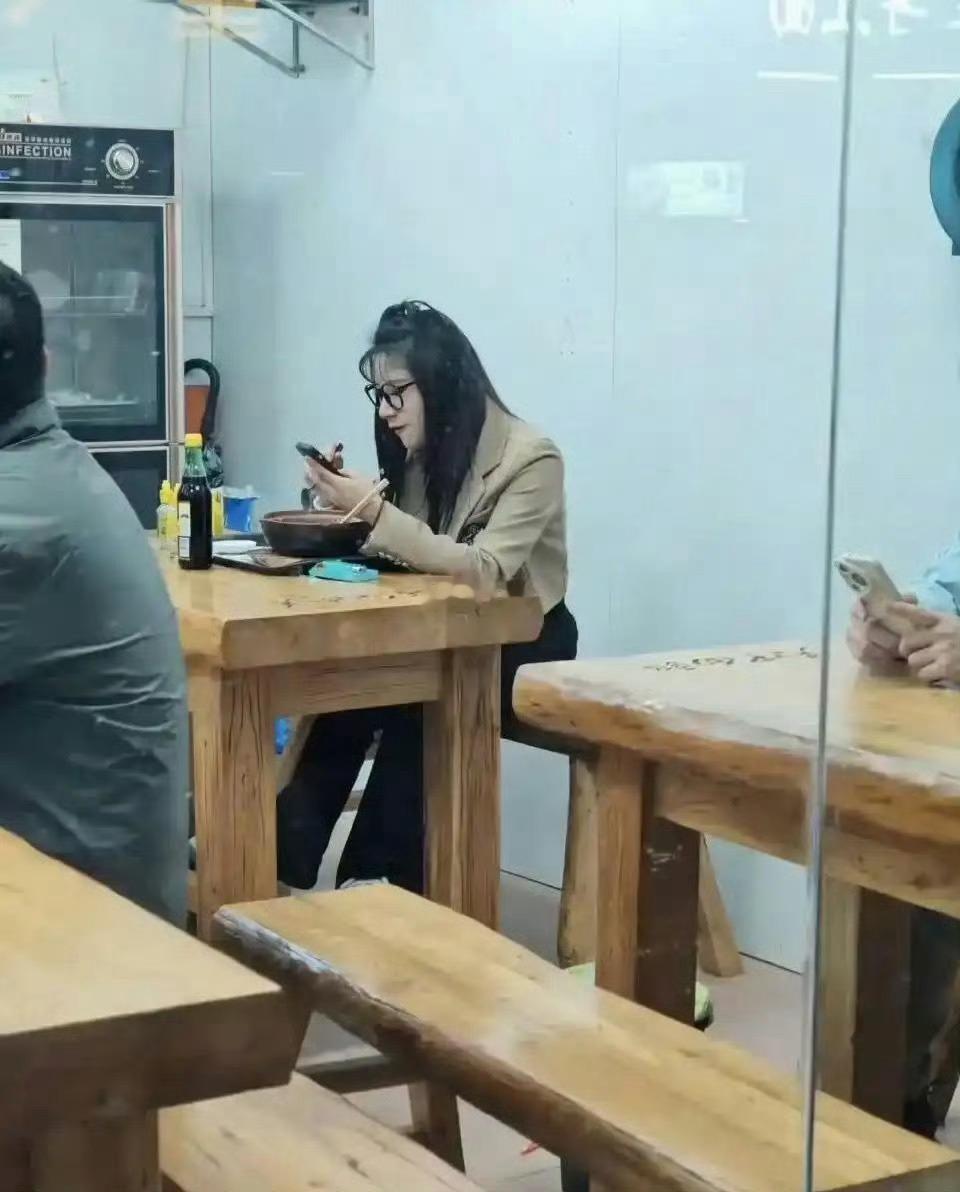 没人告诉她 筷子不能这么放吗 