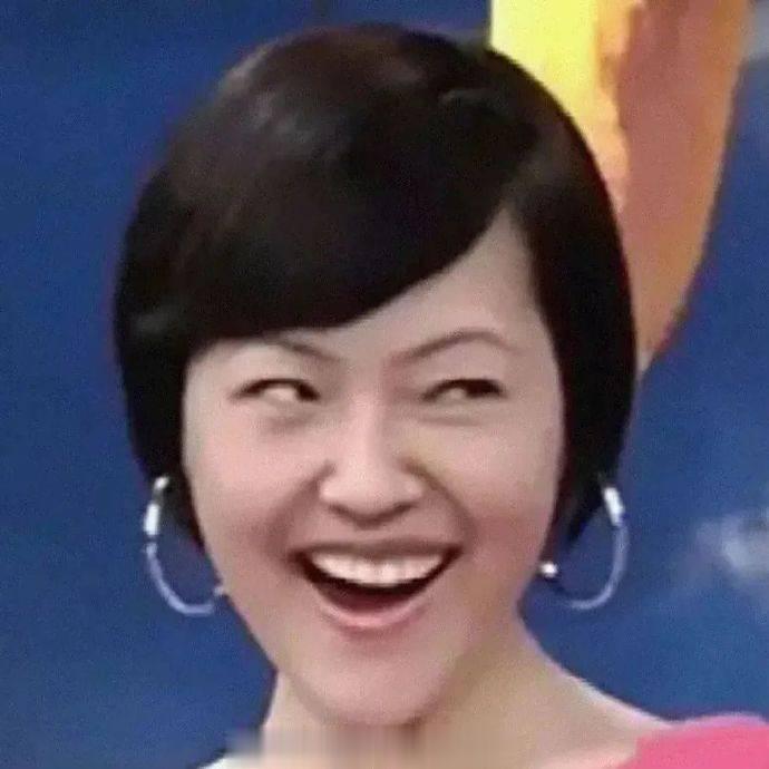 我就说大妈今天咋没盘核桃…我还以为她退赛了~结果给她老头盘去了，请开外援了还，谁