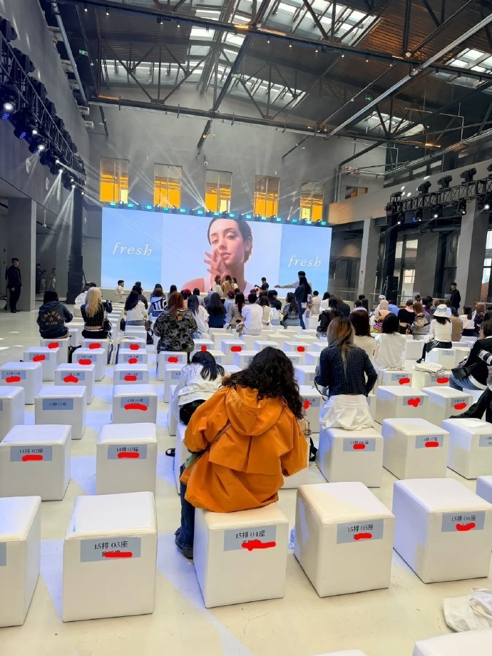 CORTIS今天上海活动采取实名制，座位写着粉丝本名 