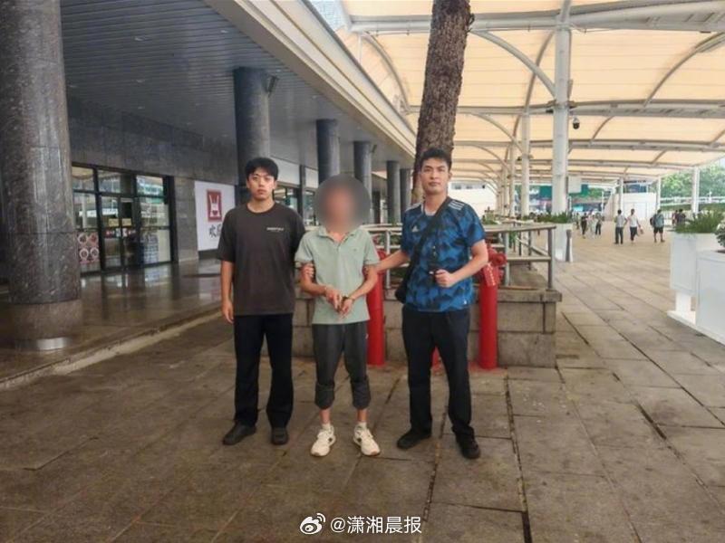 【#两男子趁乘客候车睡着偷手机被抓#】近日，广州站派出所连续破获2起旅客手机被盗