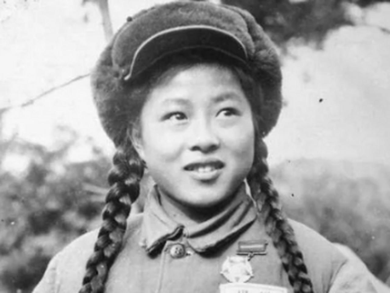 1979年冬，纽约联合国总部附近。中国教育代表团刚结束演讲，人群散去。突然，一位