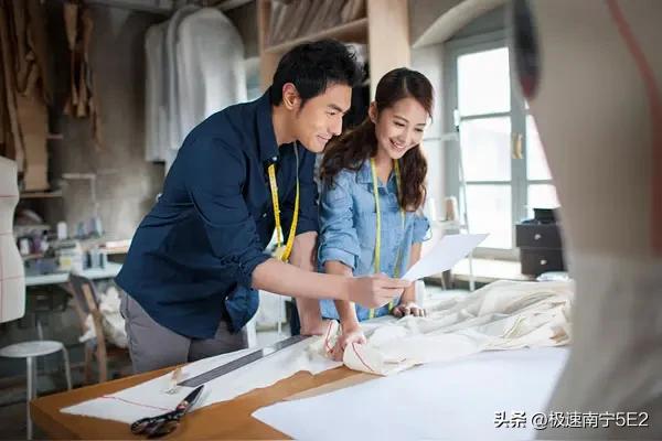 上世纪，大学毕业生若要进入军工央企，必须通过政审，政审合格才能入职。其中，出身贫