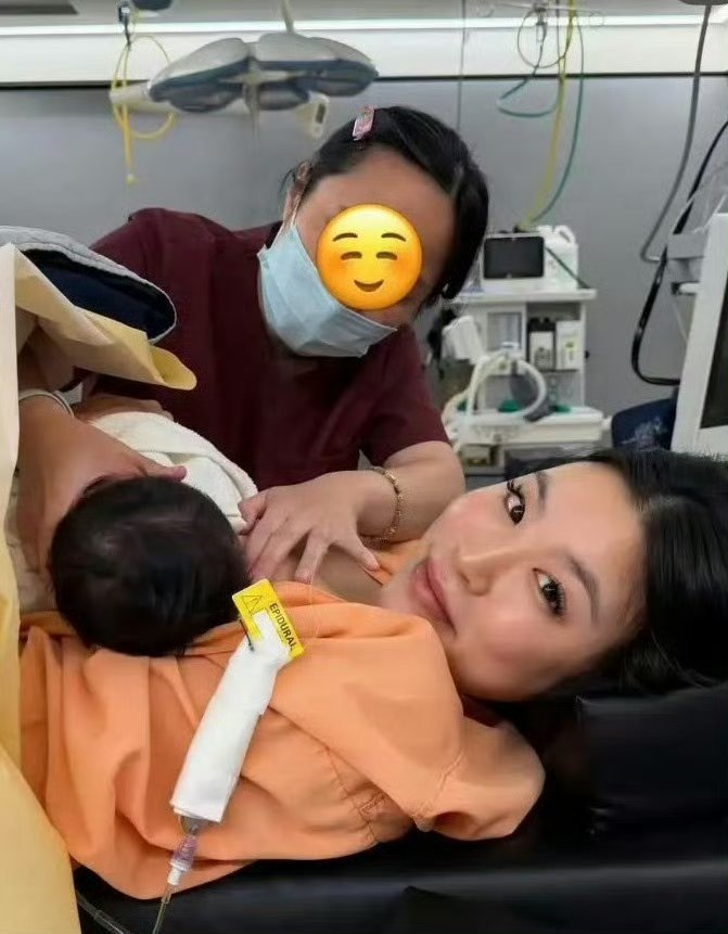 曝高以翔生前女友官宣生子时间一晃过去七年，曾经深陷悲痛的女孩开启了新生活。婚礼用