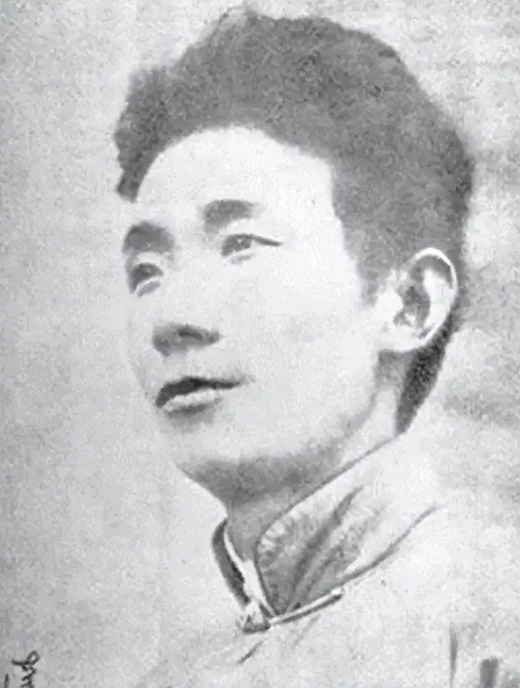 郁达夫有回陪妻子去看电影，趁她不注意，悄悄从鞋底摸出几张钞票。这动作到底被妻子看