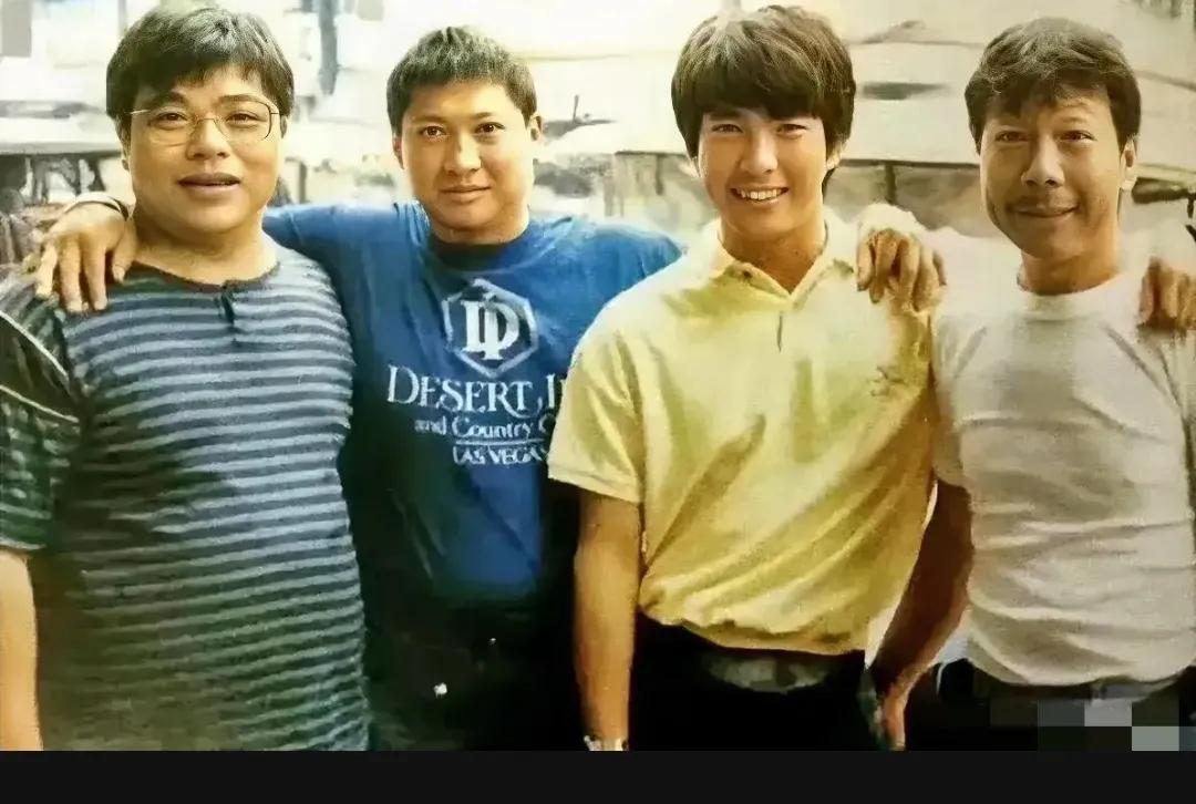 1981年，香港街头，黄炳耀，洪金宝，元彪，午马，一张罕见的合影，这张难得一见的
