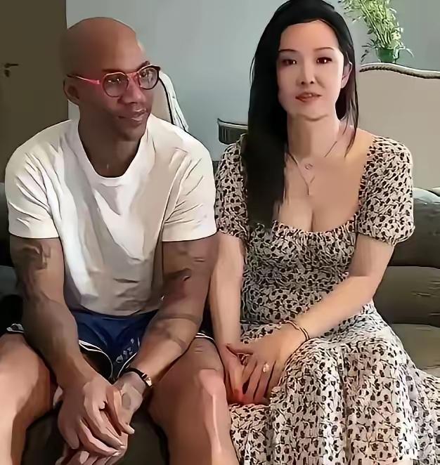 自称中国武汉女婿美国籍的马布里，绰号马政委，2025年与中国武汉籍歌手妤汪凌结婚