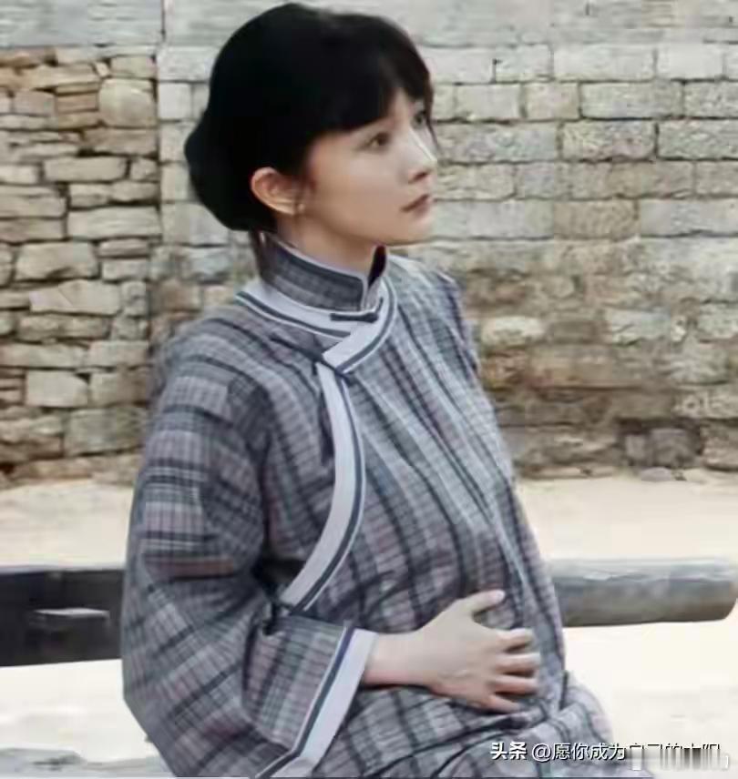 杨幂的《生万物》，女主绣绣从怀孕初期，就一直摸着肚子扶着腰！杨幂也是生过孩子的人