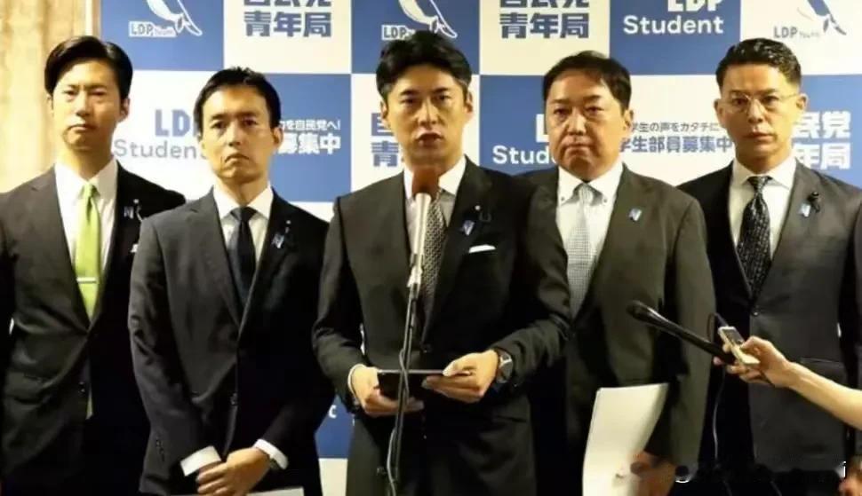 “地主家的傻儿子”中曾根康隆，现任日本自民党青年局局长，率领自民党青年局成员窜访