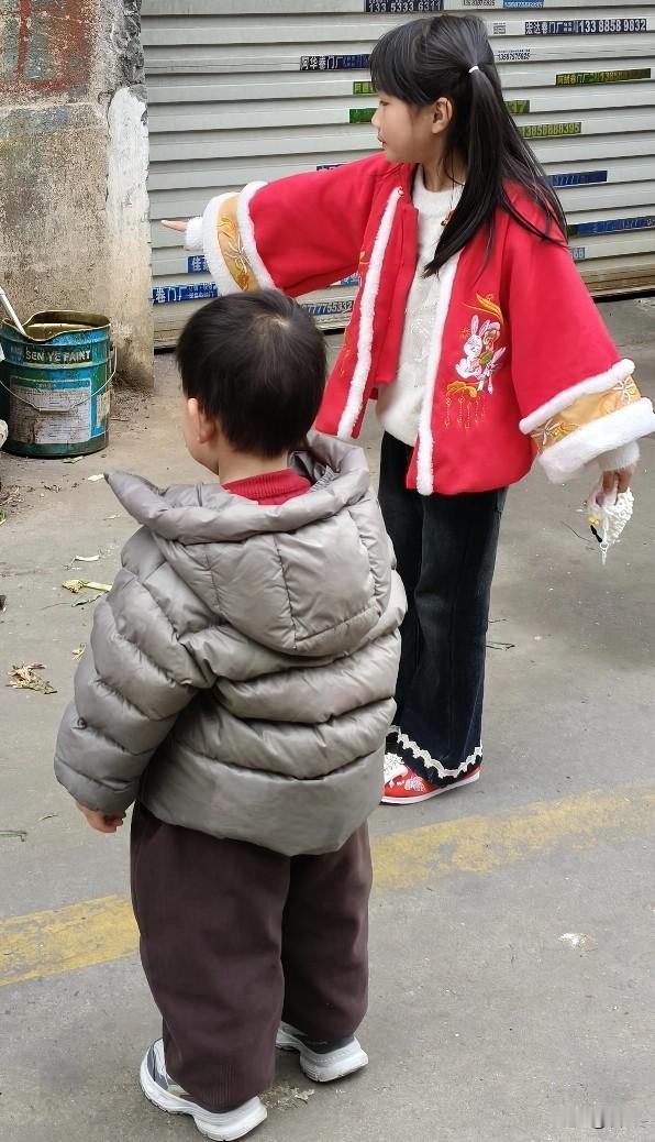 今天带着6岁的女儿参加2岁的儿子托班举行新年活动，一进门就老师指责我偏心，给女儿