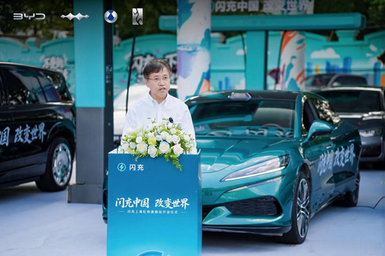 “加油站变闪充站，比亚迪5分钟满血复活”2026年8月，上海虹桥枢纽旁，一座中石