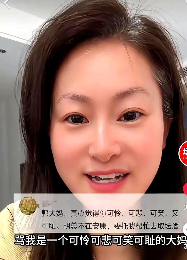 本地瑜伽圈炸锅了，潘三姐的馆突然贴出停业通知，学员排队退卡，场子姐索性坐门口直播