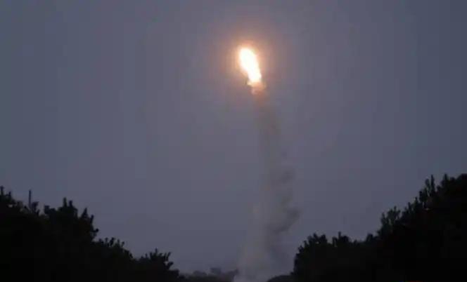 清晨6点致命窗口期！
朝鲜潜射导弹，打中美日韩软肋。
 
朝鲜于19日清晨6点1