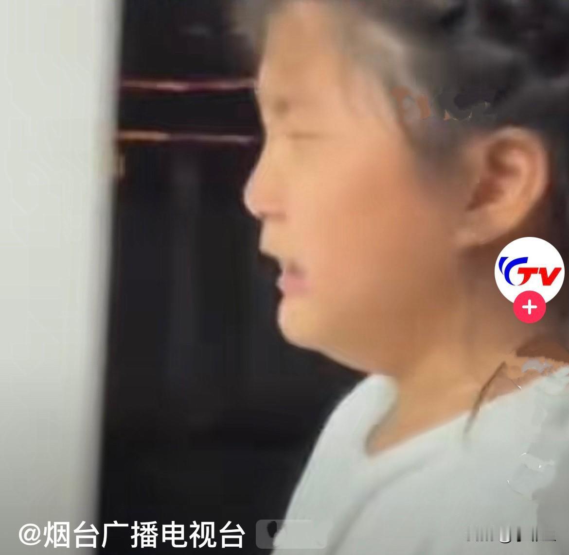 懂事儿的萌娃
辽宁一五、六岁萌娃，真懂事，爸爸在另一个房间开一个重要的视频会议，