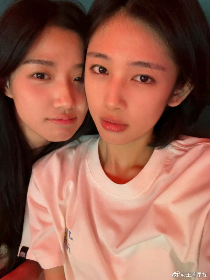 卢昱晓鹤秋合照卢昱晓鹤秋自拍 ​卢昱晓鹤秋合照，她俩居然也认识 ​​​