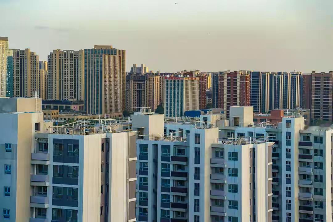 意思是房子是消费品而不是投资可获得足够回报的金融产品，不能让房价持续涨上去，而应