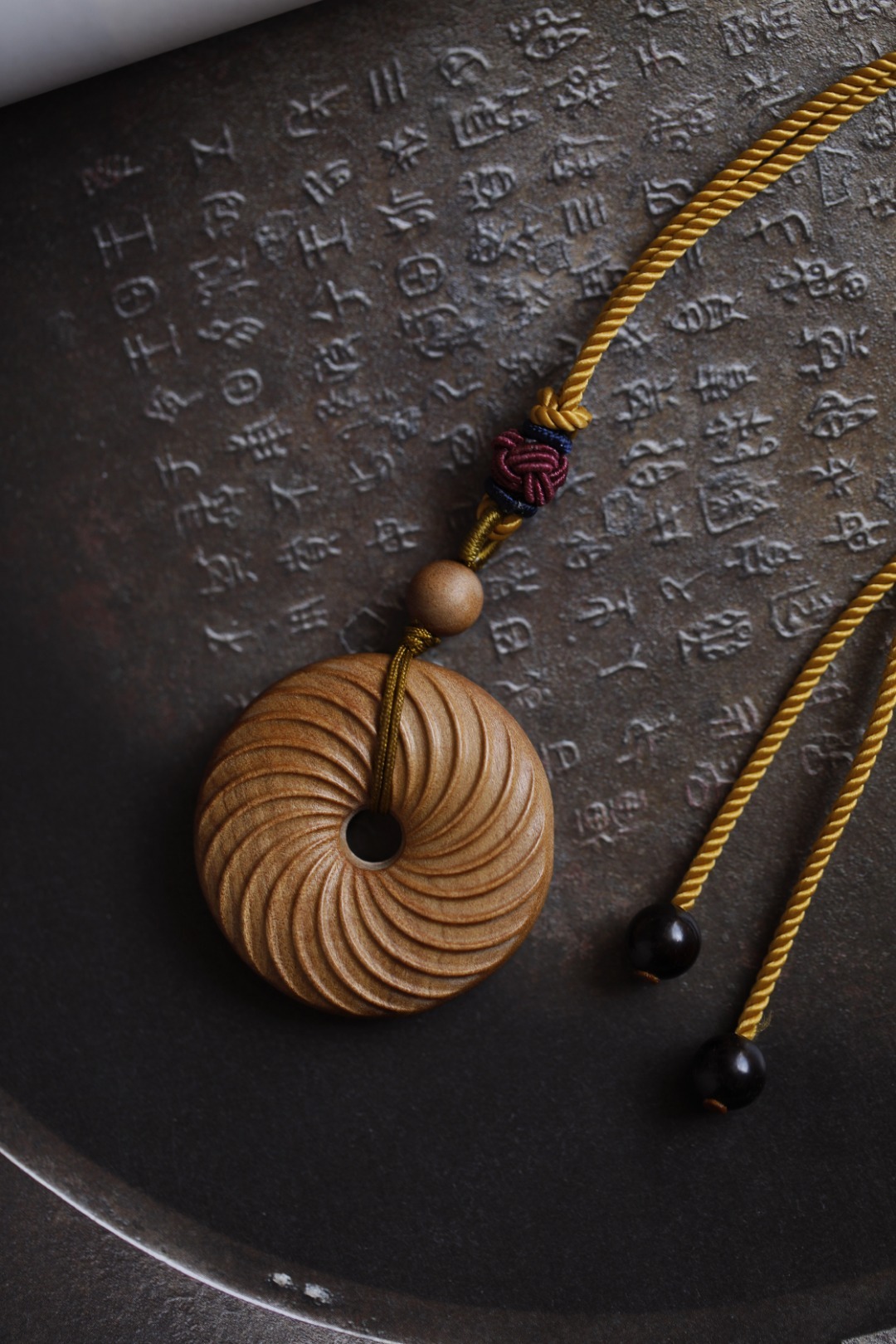 老山檀香【漩涡纹平安扣】挂链秉承传统，忠于纯粹；一刀一刻，一棱一角，其神韵上，尽