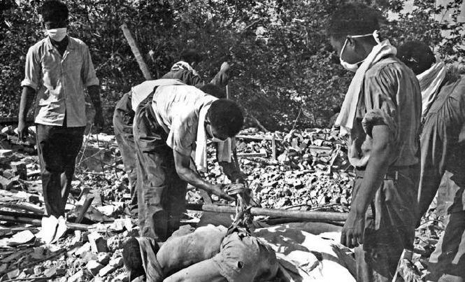1976唐山大地震最震撼的一幕：200多名犯人重获自由，却全员留守救人
 
19