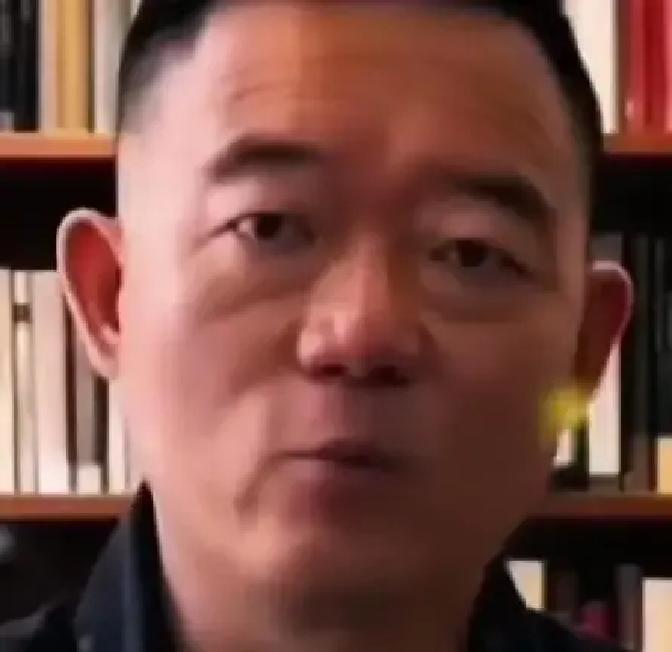 后台视频流出，岳云鹏郑好翻脸？
 
昨晚演出散场，郑好拎着外卖直奔后台。岳云鹏一