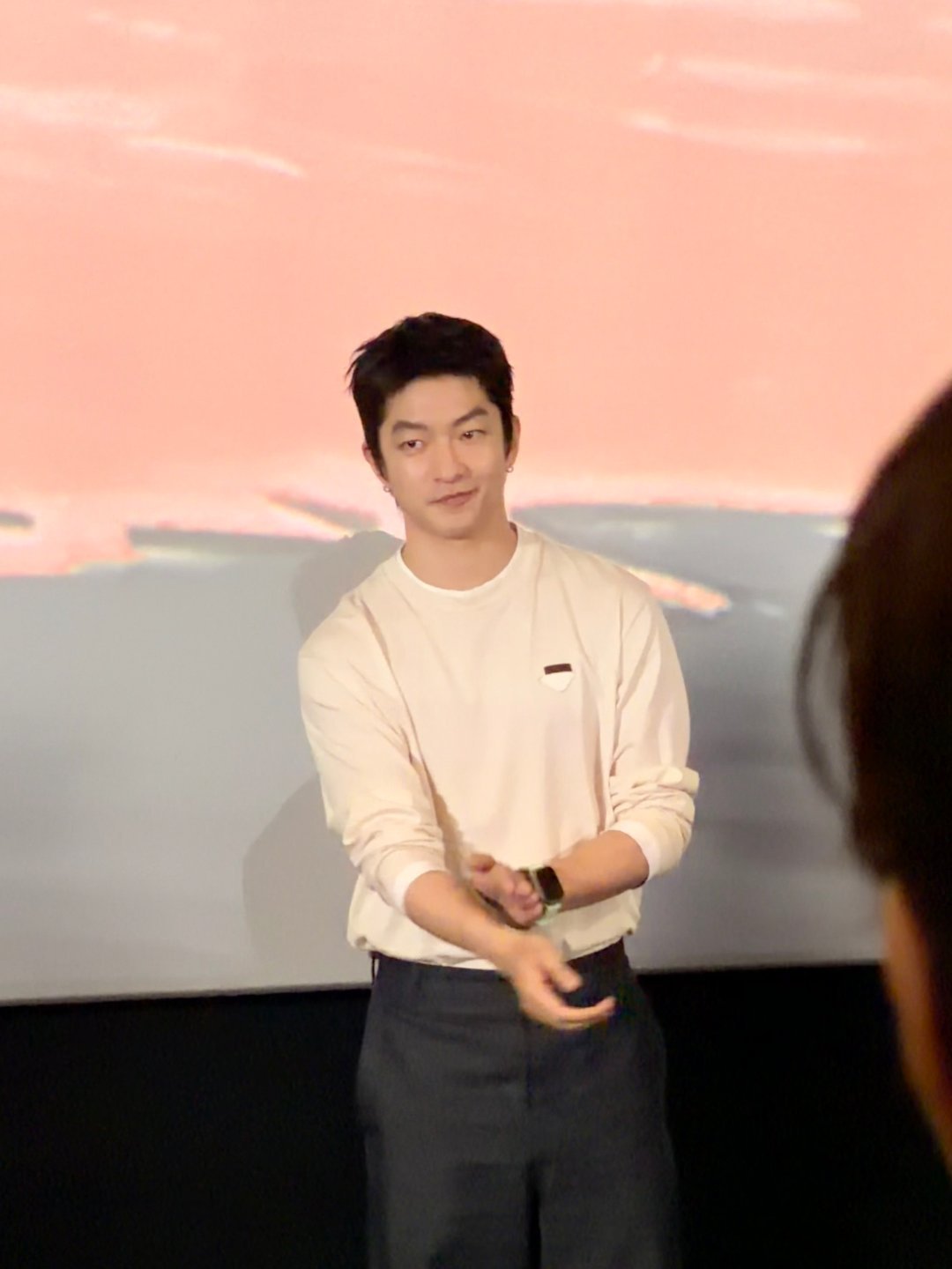 屈楚萧首部导演短片演员转导演双重身份上线！屈楚萧亮相上影节，既是青年影像计划专业