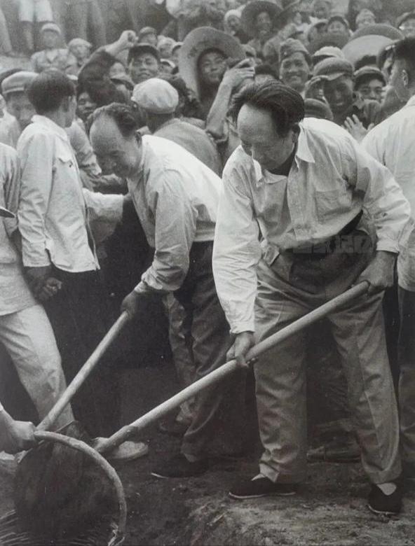 毛主席挥土奠基，社会主义建设事业如火如荼！
人民大会堂、十三陵水库等等重大建设项