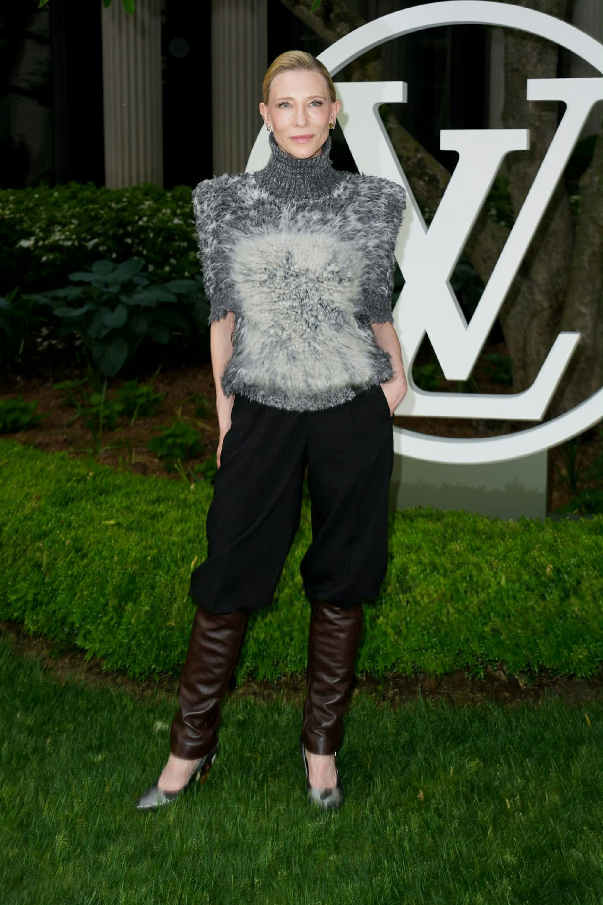 即便是名震天下的大魔王Cate Blanchett，这套衣服尤其是裤子，也真的令