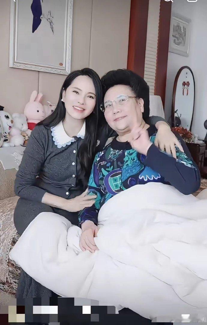 伊能静回沈阳看公婆暴露秦昊家财力，秦家装修太壕了，全屋红木，室内还有电梯直达二楼