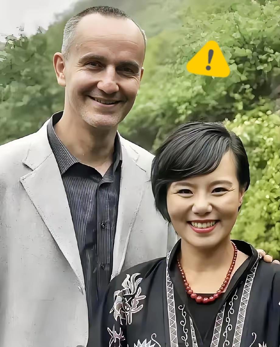 龚琳娜嫁给了德国丈夫老锣，结婚20年，还生了两个儿子。可惜老锣移情别恋，喜欢上了