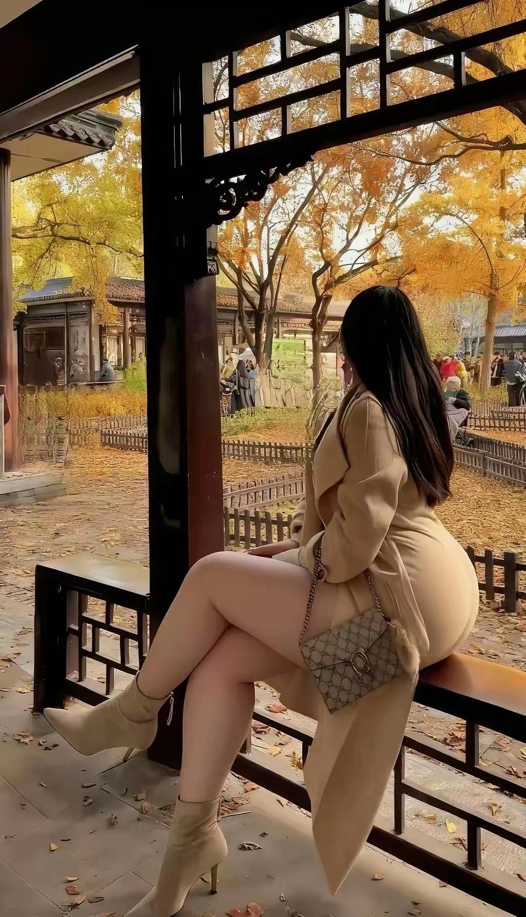 落叶铺满小径时，她与亭阁、与秋，共织一帧松弛又鲜活的画。