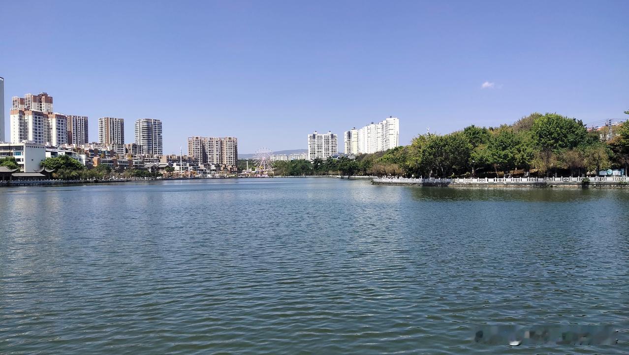 县城跑乡镇，除了公交车，我真没看到过其它客运车辆还敢超载的，但是今天在建水看到了