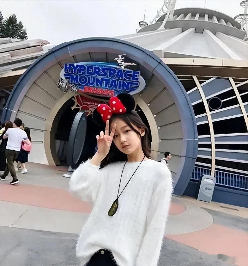 赵薇女儿惊艳亮相！继承妈妈的美貌基因，大眼睛小脸蛋比妈妈还要漂亮

赵薇女儿近日