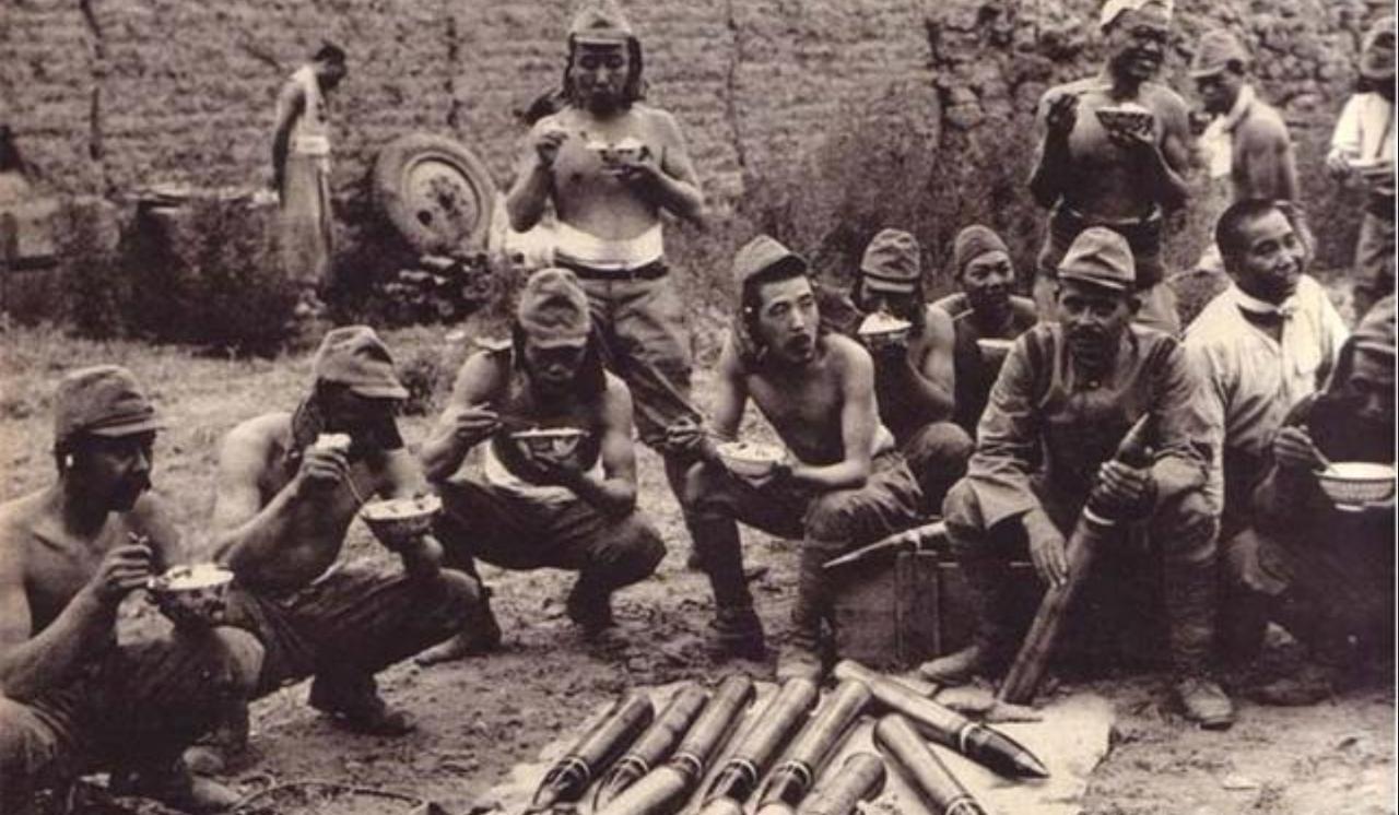 画面中的士兵是侵华日军，头戴带有“遮阳布”（俗称“屁帘”）的日式军帽，这是二战日