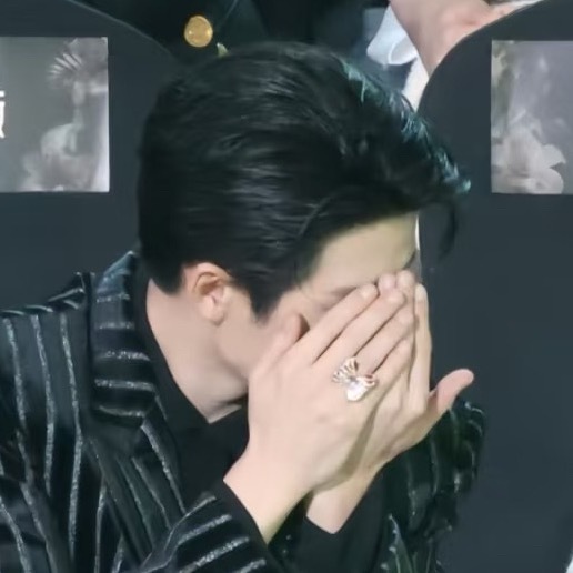 向镜头展示大钻戒中… 