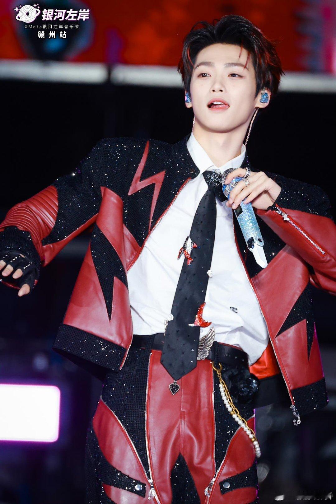 音乐节的意义，就藏在这些瞬间里。随旋律自然扬起的笑意，镜头下毫无保留的热情，以及