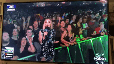 曾经有个高人形象地解释了市场经济和计划经济。他说市场经济就像草原上的一群马，每一