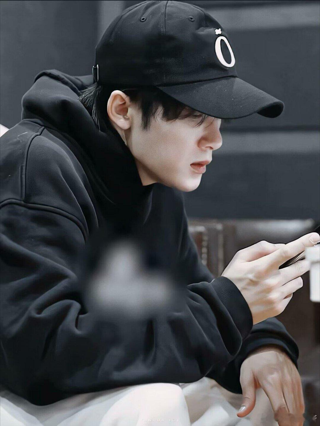 出事了，不多说了，自己看吧已经被帅死了夜色温柔，光影交织，  他的轮廓如诗，  