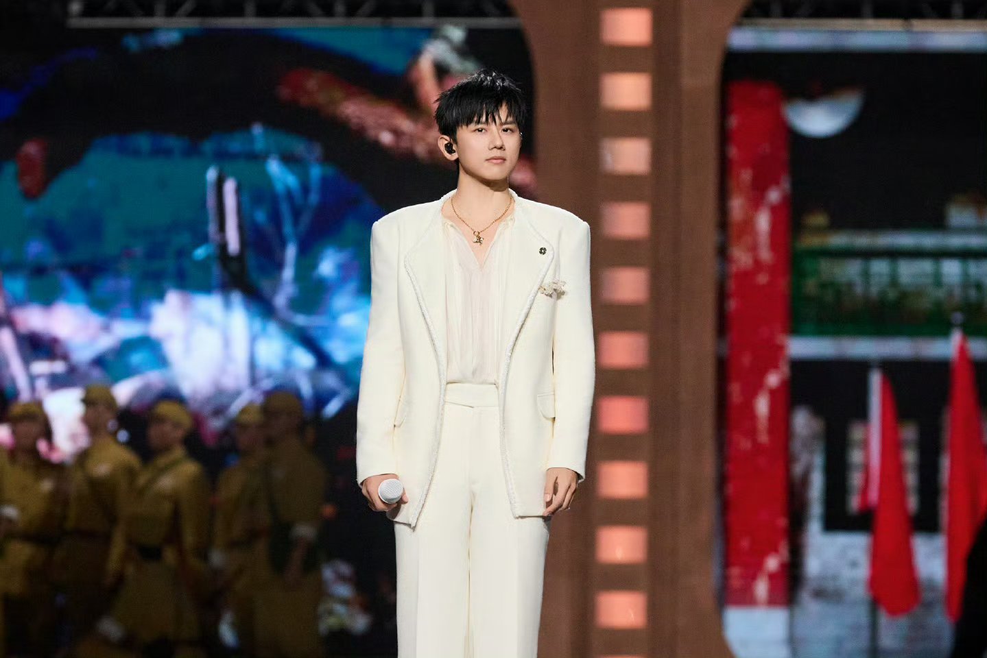 第38届金鸡奖闭幕式上，张杰实力开唱《追寻》与《我爱你，中国》!豪迈唱腔藏着炽热