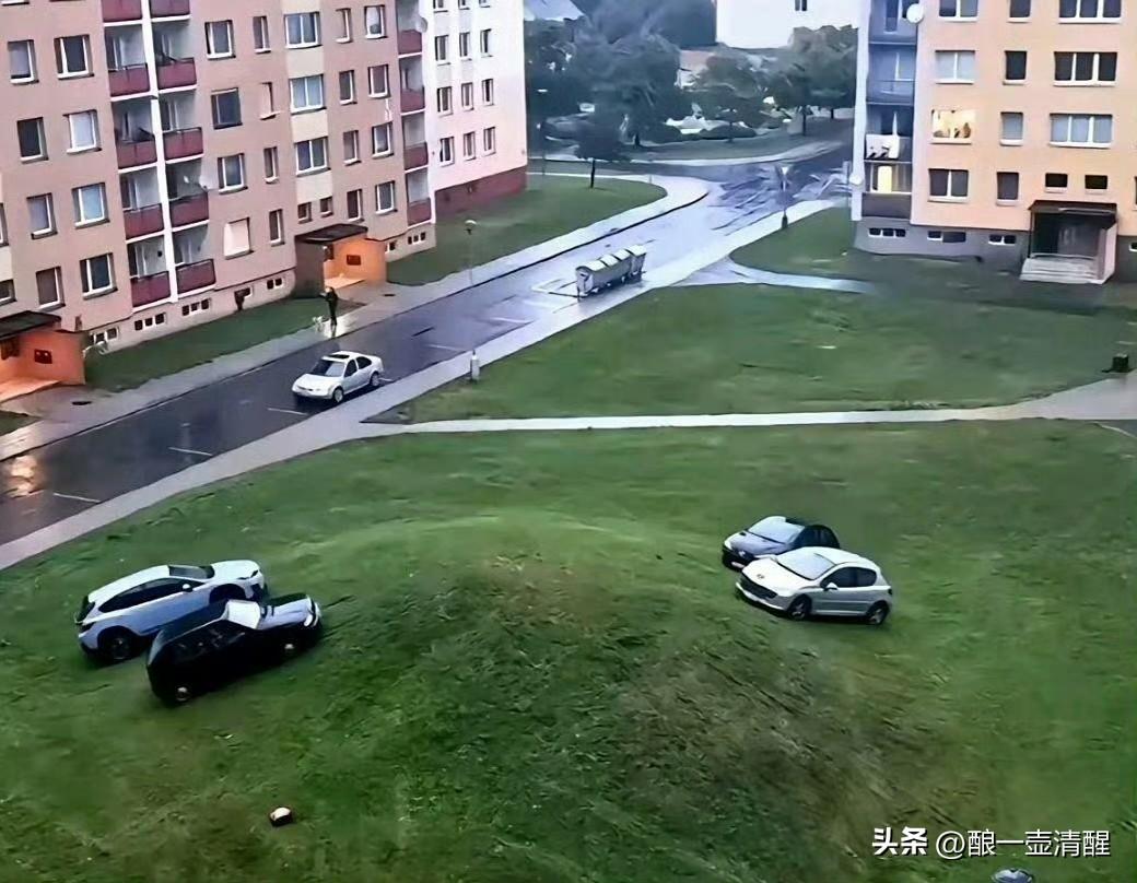 下雨了，还好停在上面了，聪明，小区唯六大聪明😎
