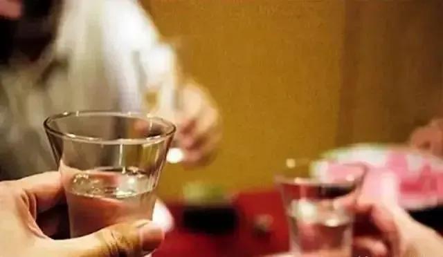 在贵州省威宁，女子文某与杨、张两名男子在杨某家中喝酒，文某醉酒后于杨某房间睡去。