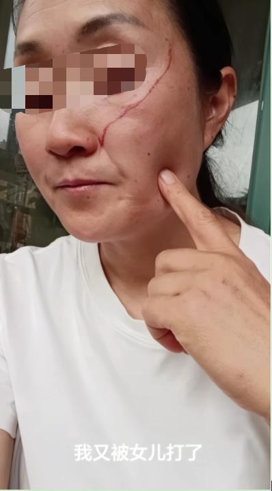 一言难尽！一位妈妈在网上哭诉。高考刚结束，中午她做了饭，把睡觉的女儿吵醒了。孩子