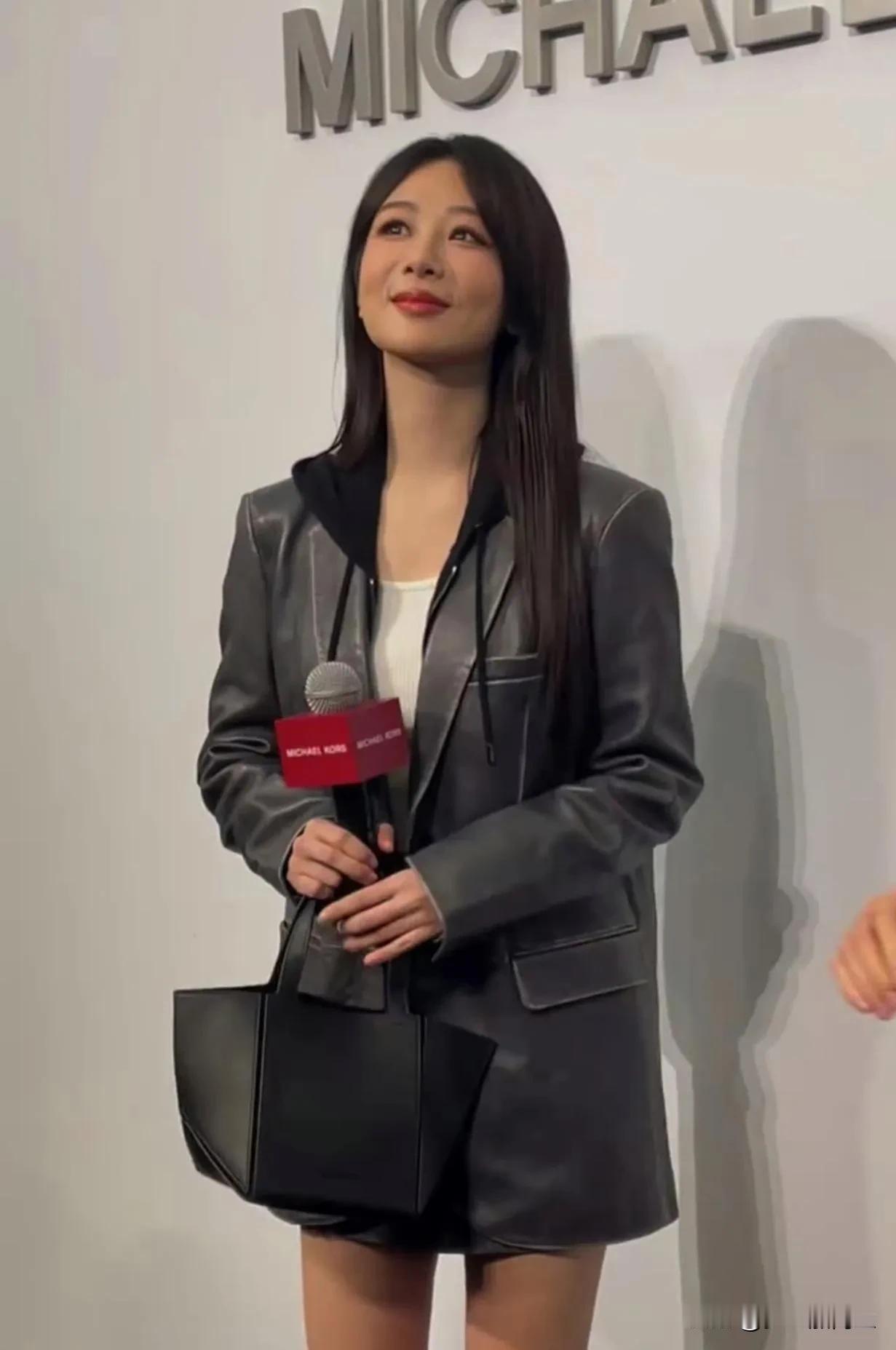 杨紫出席活动妆容变化很大，感觉走成熟女性路线。