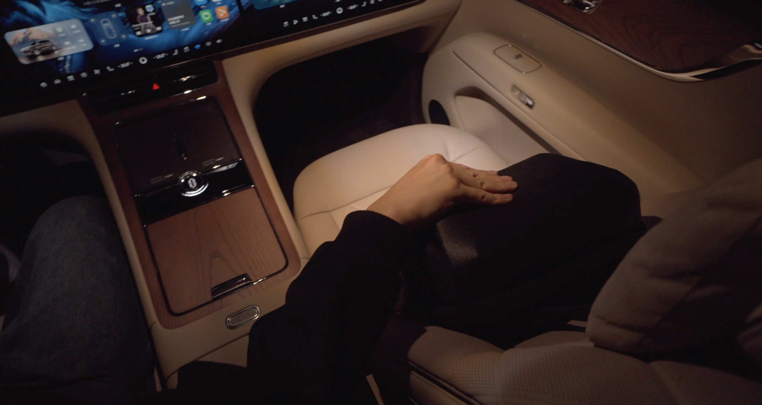 问界M9首发全新一代鸿蒙座舱问界M9首发全新一代鸿蒙座舱，鸿蒙系统跨代升级实锤！